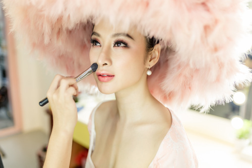 Ngọc Trinh, Angela Phương Trinh mặc hở ngực đi xem thời trang